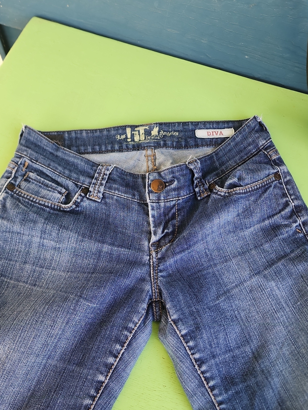 !iT Jeans Los Angeles Diva Fit Flared Low Rise Distressed Blue Denim Sz 27 Short